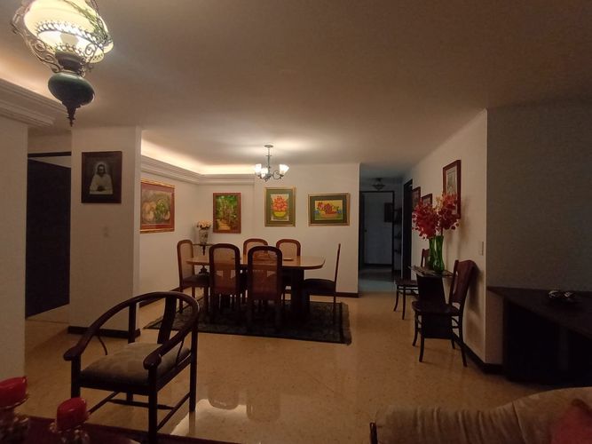 Apartamento de 3 alcobas en venta en Laureles, Medellín, 140 m² · foto 3 de 19