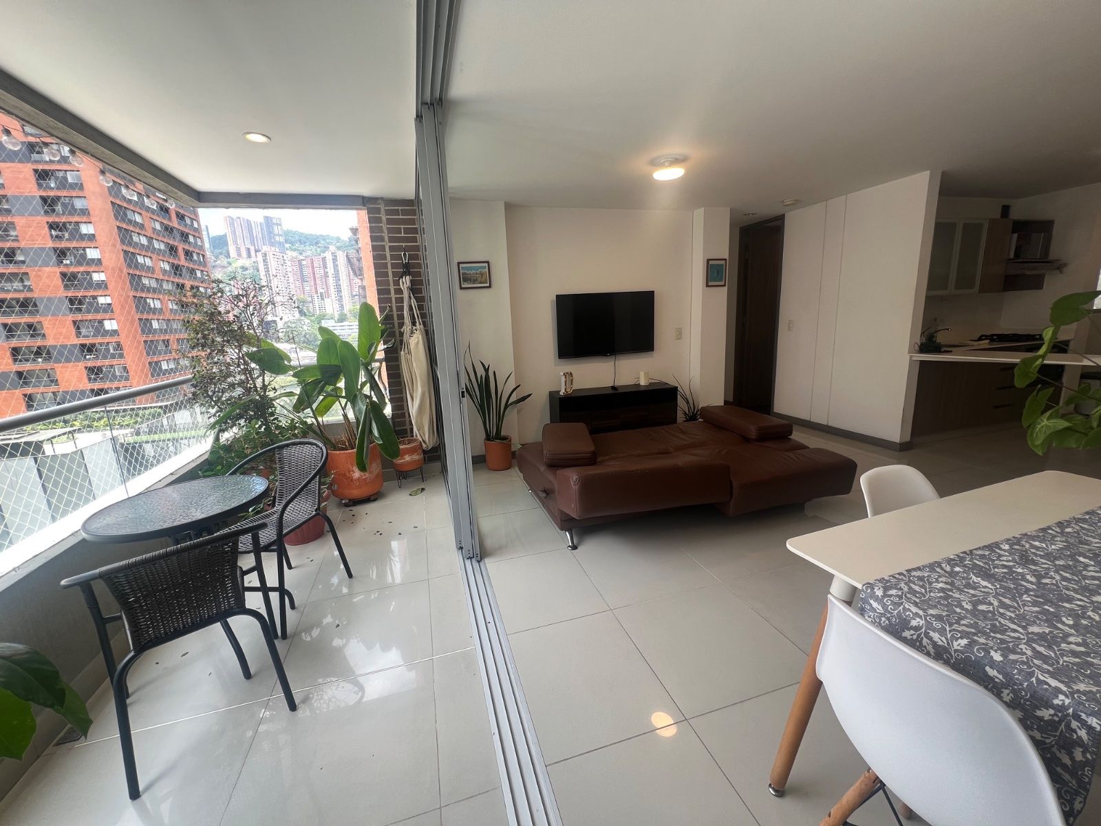 Apartamento en arriendo en El Poblado, Medellín · foto 2 de 15