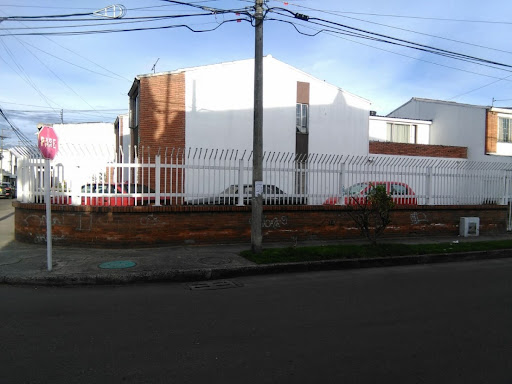 Casa en venta en Las Americas, Bogotá · foto 2 de 24