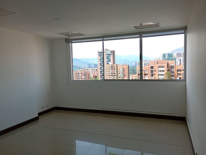 Oficina en venta en El Poblado, Medellín, 33 m² · foto 2 de 10