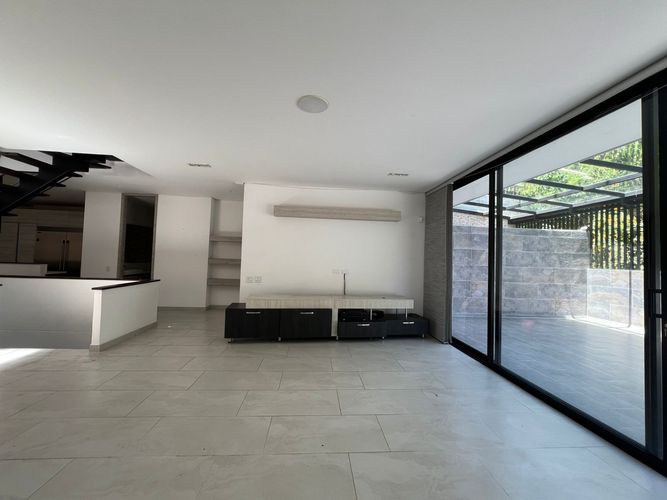 Casa de 4 alcobas en venta en El Poblado, Medellín, 940 m² · foto 2 de 20