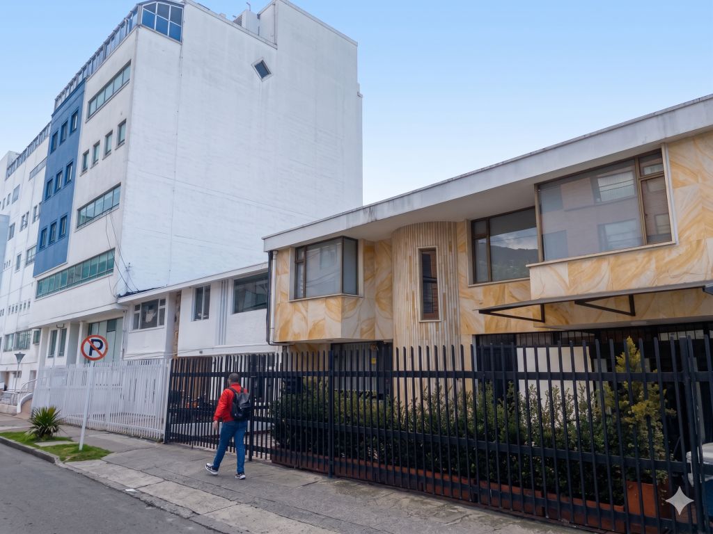 Casa en venta en Quinta Paredes, Bogotá · foto 2 de 24