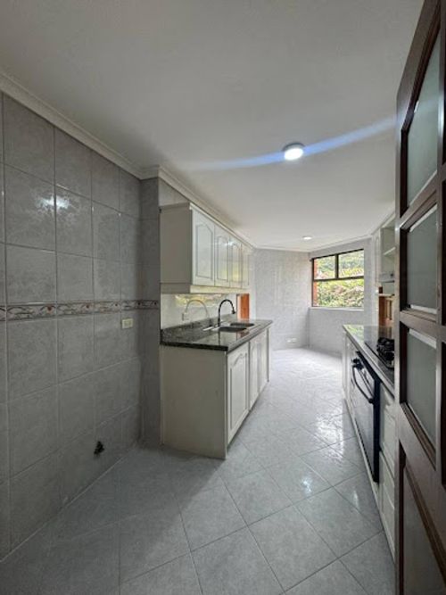 Apartamento de 4 alcobas en arriendo en Simesa, Medellín, 192 m² · foto 3 de 22