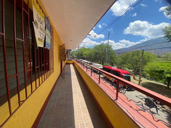 Bodega en arriendo en Caribe, Medellín, 530 m² · foto 2 de 12