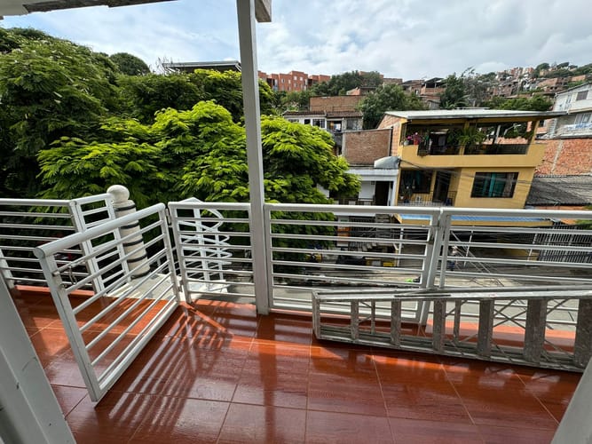 Casa de 10 alcobas en venta en El Jordan, Cali, 180 m² · foto 2 de 14