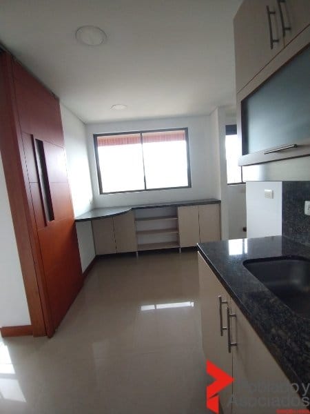 Apartamento de 3 alcobas en arriendo en Los Balsos, Medellín, 200 m² · foto 6 de 24