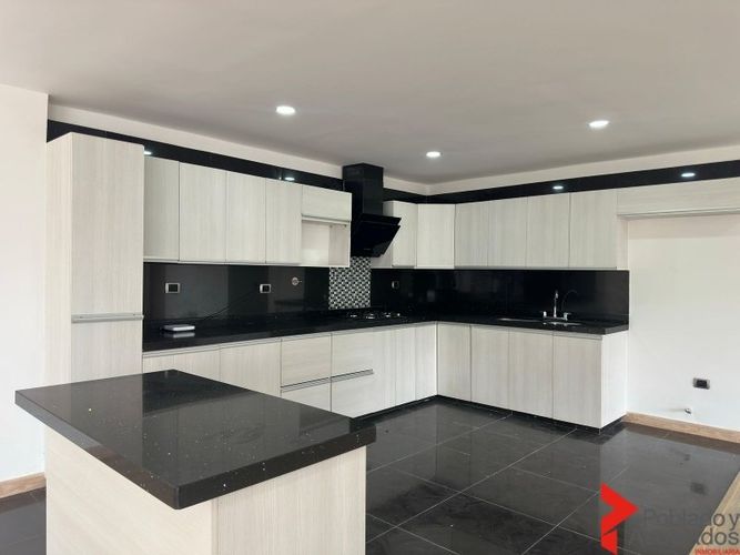 Casa de 3 alcobas en venta en El Salado, Envigado, 1680 m² · foto 2 de 10