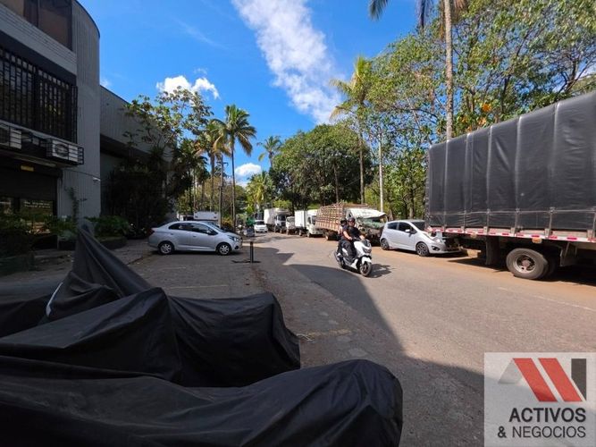 Bodega en venta en La Alpujarra, Medellín, 903 m² · foto 3 de 24
