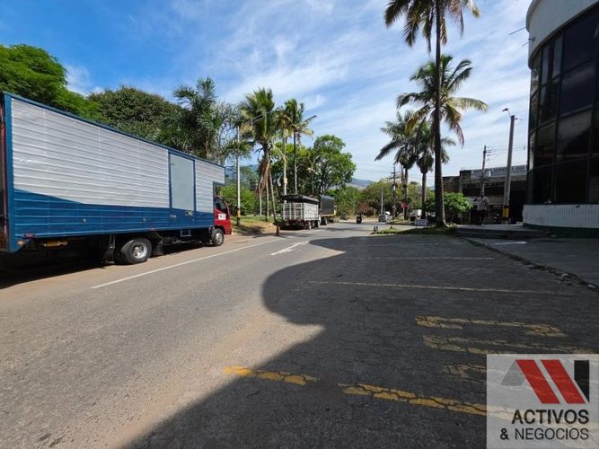 Bodega en venta en La Alpujarra, Medellín, 903 m² · foto 4 de 24