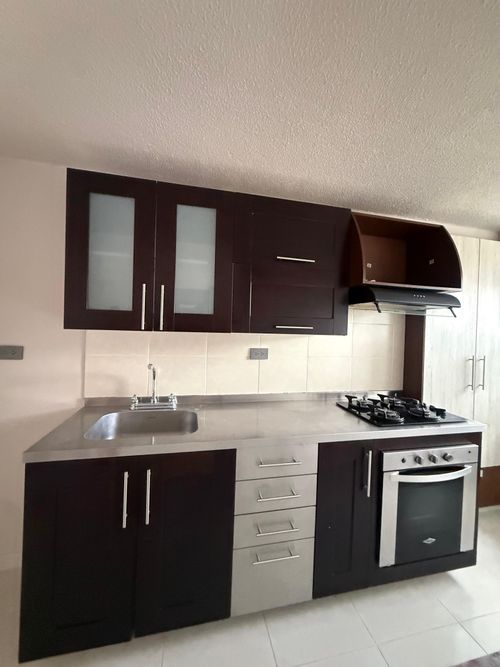 Apartamento de 3 alcobas en venta en Loma De Los Bernal, Medellín, 74 m² · foto 2 de 16
