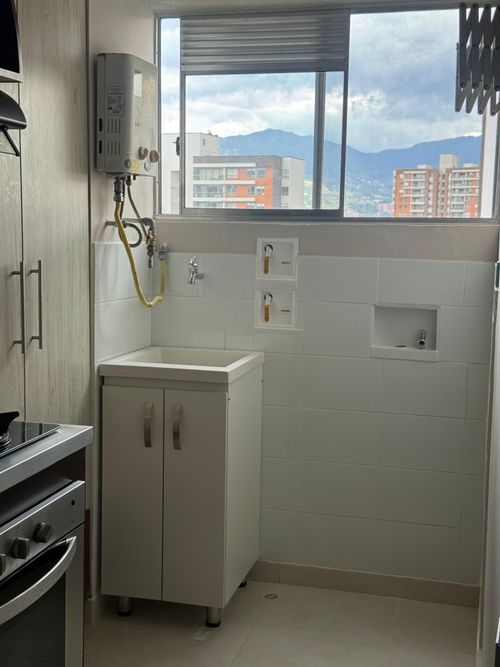 Apartamento de 3 alcobas en venta en Loma De Los Bernal, Medellín, 74 m² · foto 3 de 16