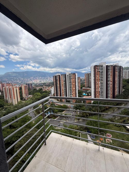 Apartamento de 3 alcobas en venta en Loma De Los Bernal, Medellín, 74 m² · foto 6 de 16