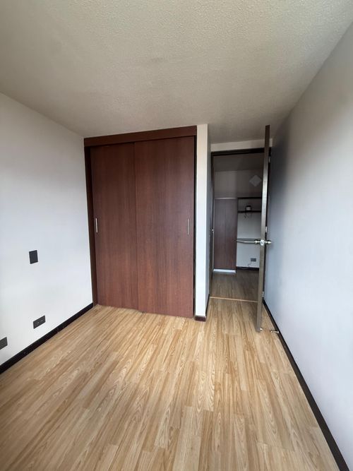 Apartamento de 3 alcobas en venta en Loma De Los Bernal, Medellín, 74 m² · foto 8 de 16