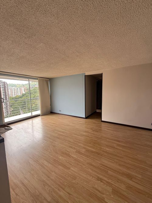 Apartamento de 3 alcobas en venta en Loma De Los Bernal, Medellín, 74 m² · foto 10 de 16