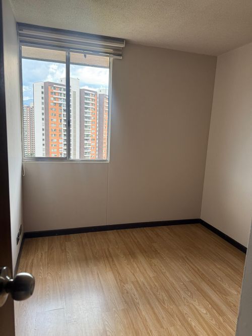 Apartamento de 3 alcobas en venta en Loma De Los Bernal, Medellín, 74 m² · foto 11 de 16