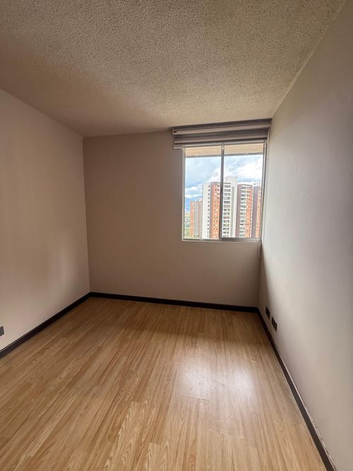 Apartamento de 3 alcobas en venta en Loma De Los Bernal, Medellín, 74 m² · foto 12 de 16