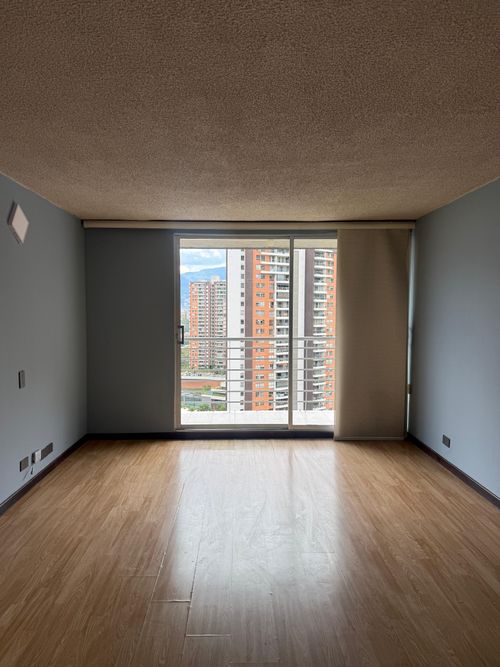 Apartamento de 3 alcobas en venta en Loma De Los Bernal, Medellín, 74 m² · foto 13 de 16