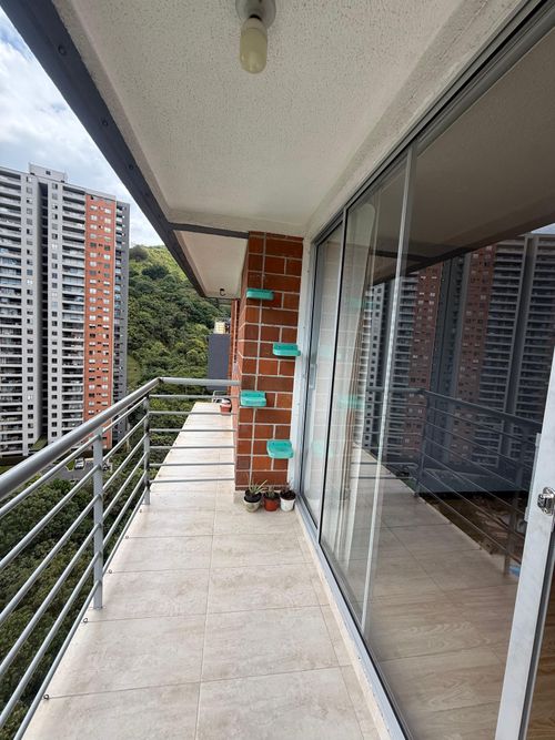 Apartamento de 3 alcobas en venta en Loma De Los Bernal, Medellín, 74 m² · foto 15 de 16