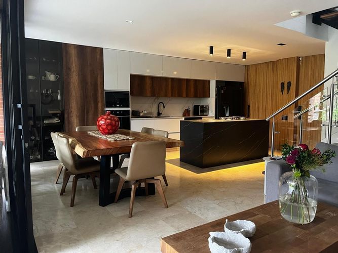 Casa de 3 alcobas en venta en Loma Del Esmeraldal, Envigado, 202 m² · foto 2 de 11
