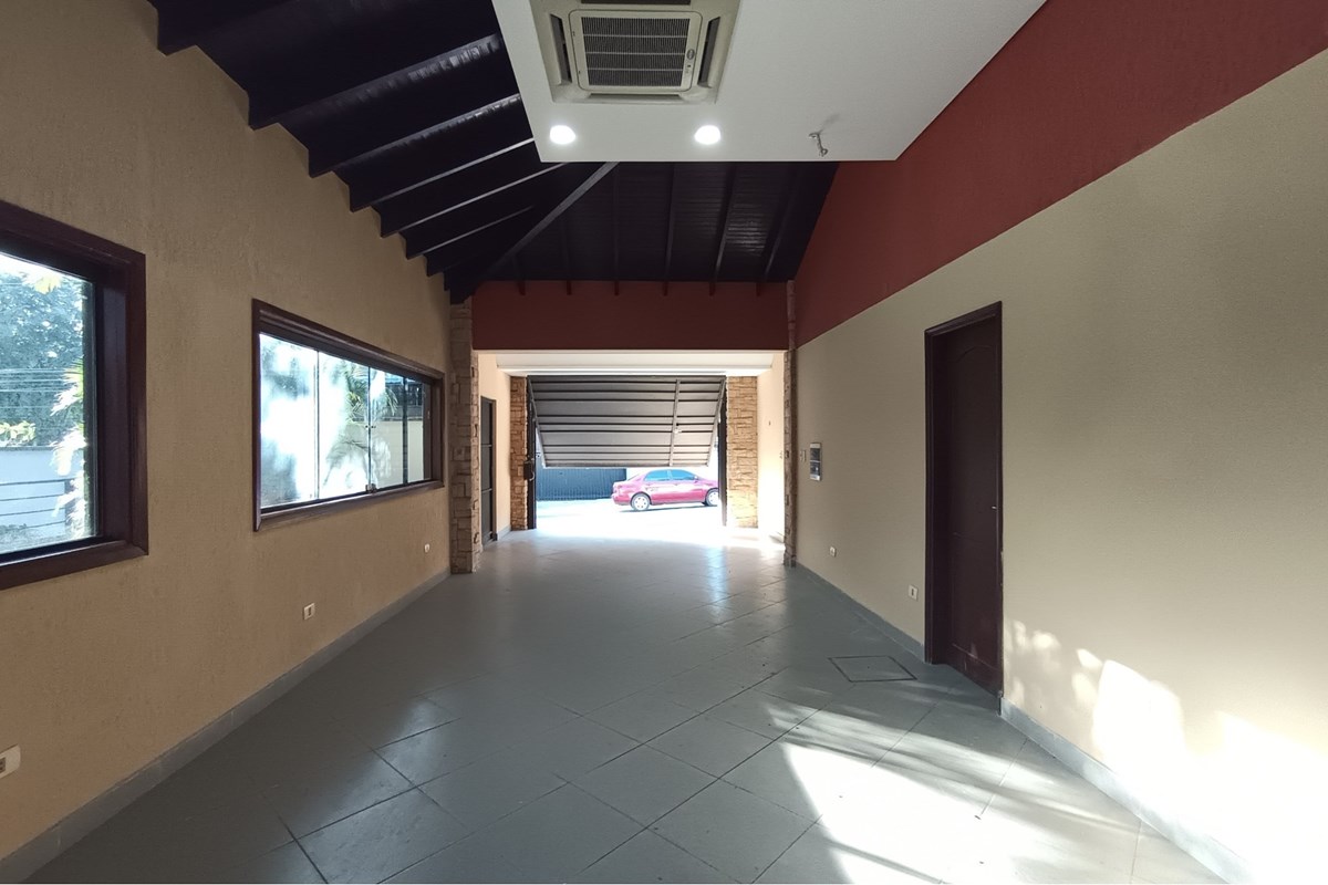 EXCLUSIVA RESIDENCIA EN ESQUINA BARRIO FELICIDAD — foto 2