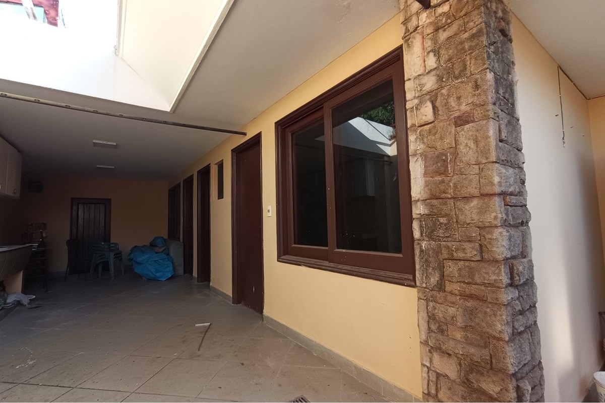 EXCLUSIVA RESIDENCIA EN ESQUINA BARRIO FELICIDAD — foto 3