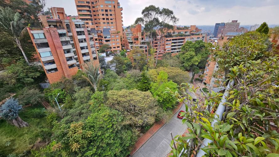 Apartamento de 3 alcobas en venta en Los Rosales, Bogotá, 315 m² · foto 2 de 23