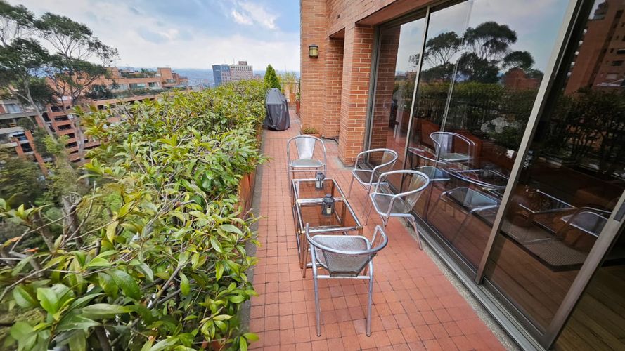 Apartamento de 3 alcobas en venta en Los Rosales, Bogotá, 315 m² · foto 3 de 23