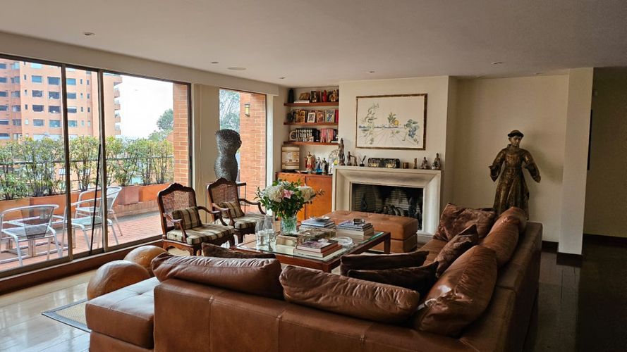 Apartamento de 3 alcobas en venta en Los Rosales, Bogotá, 315 m² · foto 4 de 23
