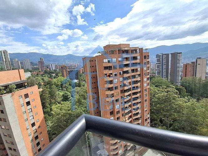 Apartamento de 2 alcobas en arriendo en Los Balsos, Medellín, 100 m² · foto 3 de 12