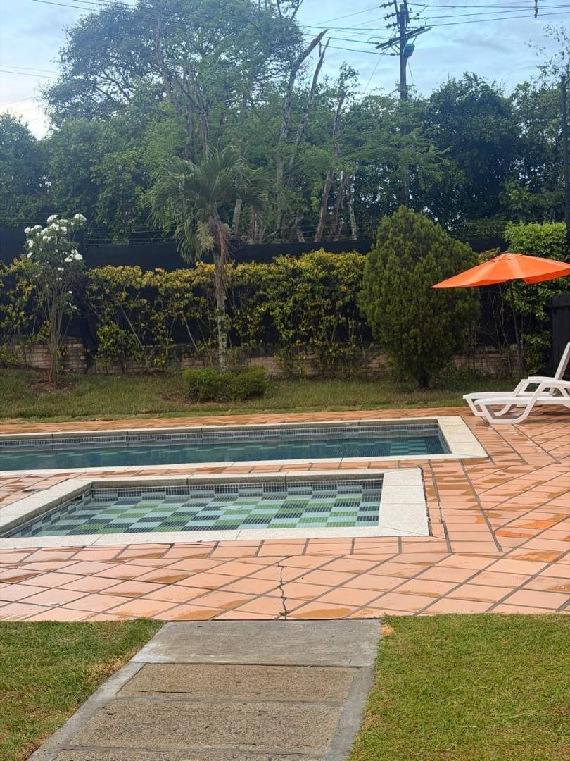 Casa de 6 habitaciones en venta en Ciudad Jardin, Cali — imagen 1 de 28