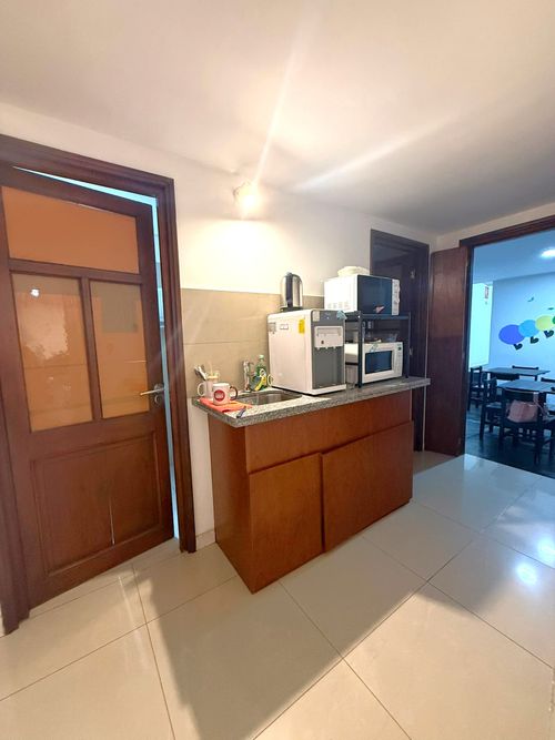 ALQUILER OFICINA EN CIUDAD VIEJA: 230m2 · Foto 6