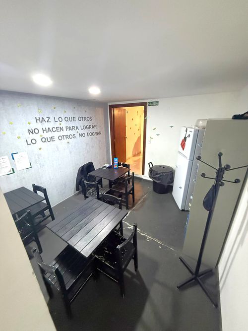 ALQUILER OFICINA EN CIUDAD VIEJA: 230m2 · Foto 7