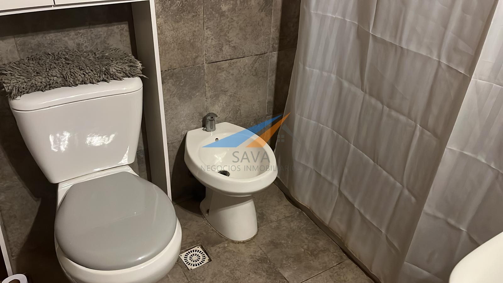 Alquiler Apartamento tipo Casa 2 Dormitorios + Servicio en Pocitos! Sin Gastos Comunes. Dos Plantas. Estufa a Leña, Patio y Terraza. Amueblado y Equipado! · Foto 12