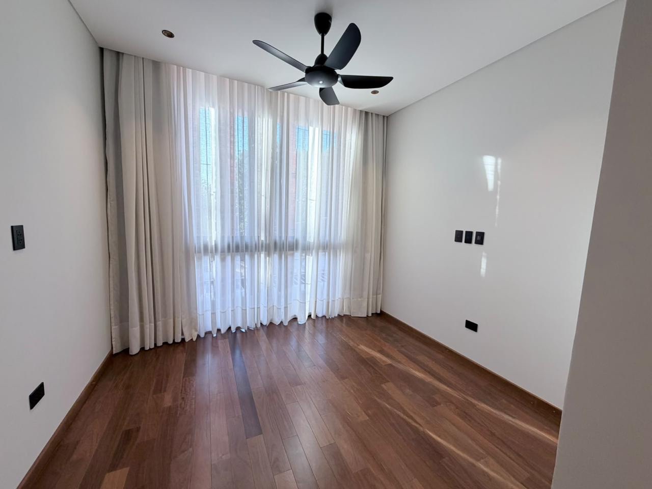 Alquiler de Casa Moderna a Estrenar, Ubicación Privilegiada en Zona Colegio Santa Ana — foto 3