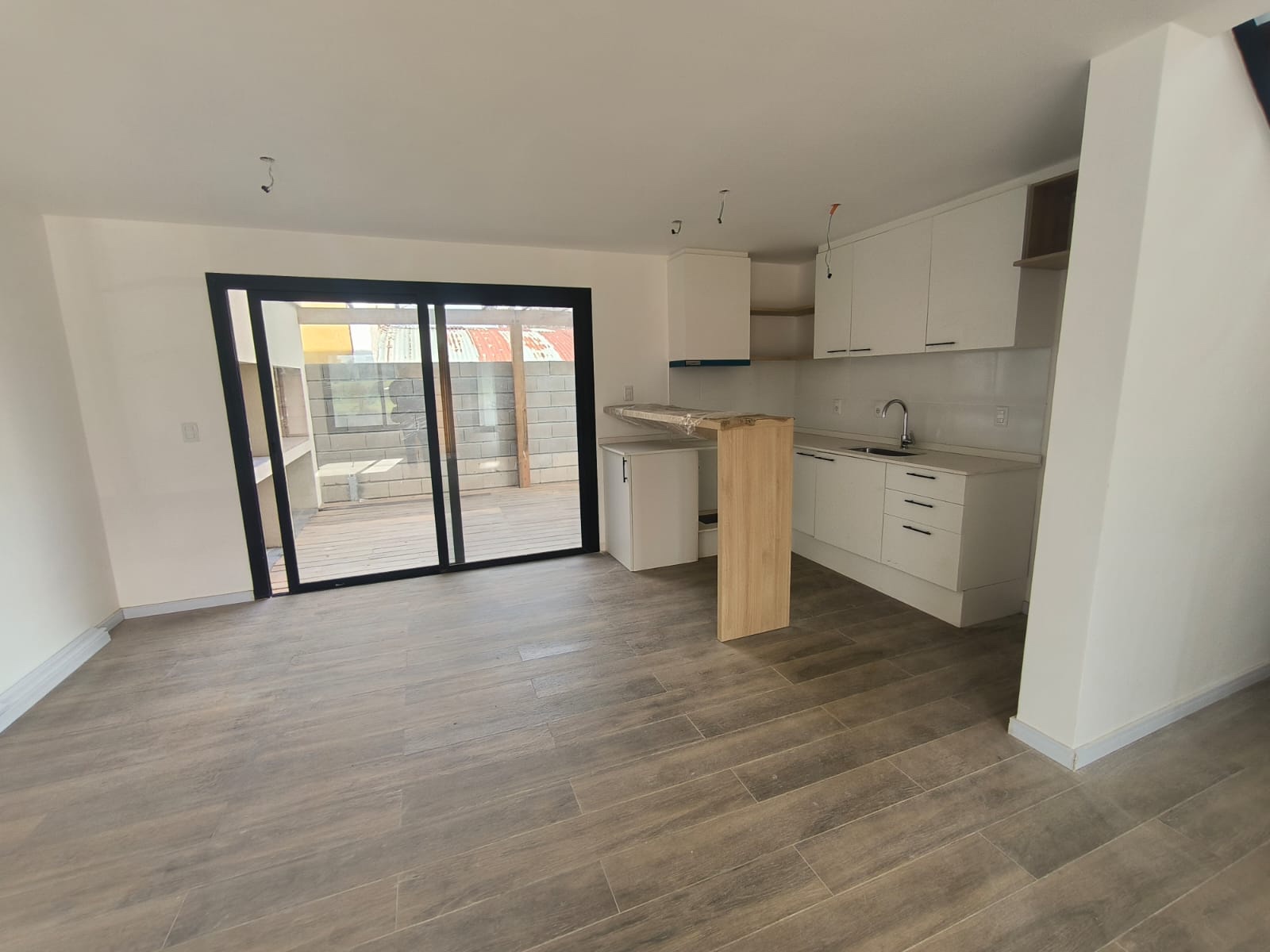 HERMOSA CASA 3 DORMITORIOS CON COHERA Y PARRILLERO EN SOLYMAR!! - foto 5