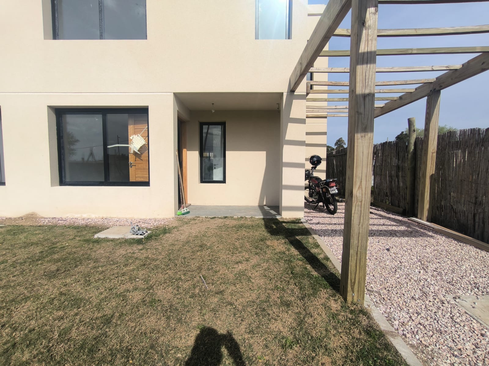 HERMOSA CASA 3 DORMITORIOS CON COHERA Y PARRILLERO EN SOLYMAR!! - foto 2