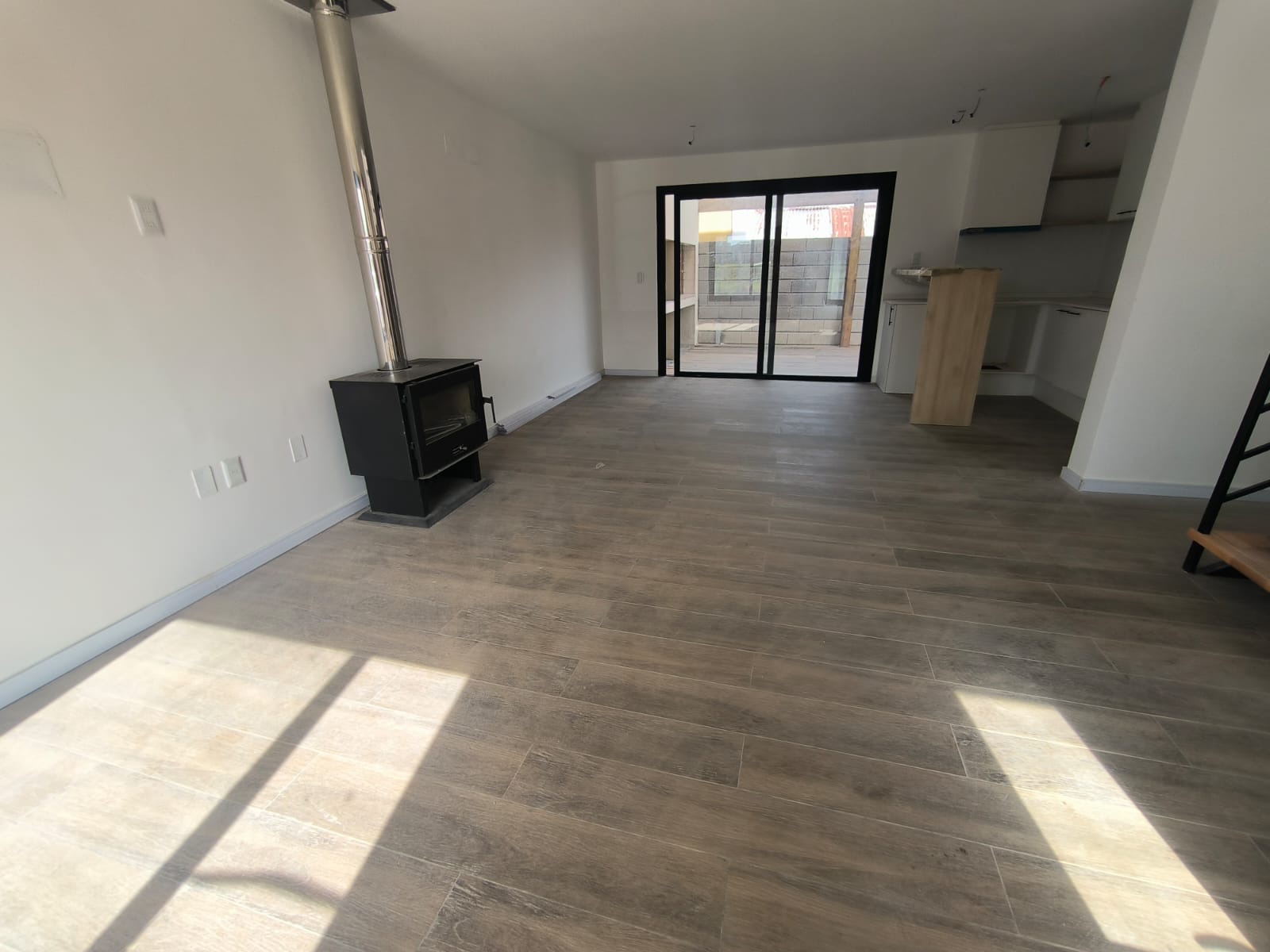 HERMOSA CASA 3 DORMITORIOS CON COHERA Y PARRILLERO EN SOLYMAR!! - foto 3