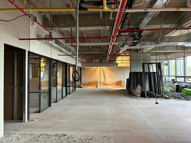 Oficina en arriendo en El Poblado, Medellín, 321 m² · foto 2 de 4