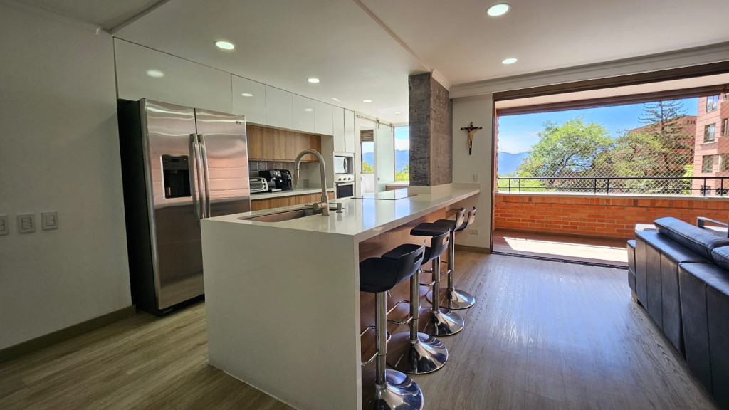 Apartamento en arriendo en Altos Del Poblado, Medellín · foto 3 de 17