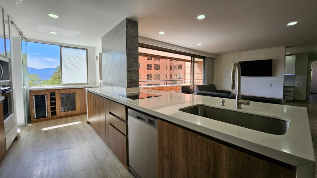 Apartamento en arriendo en Altos Del Poblado, Medellín · foto 4 de 17