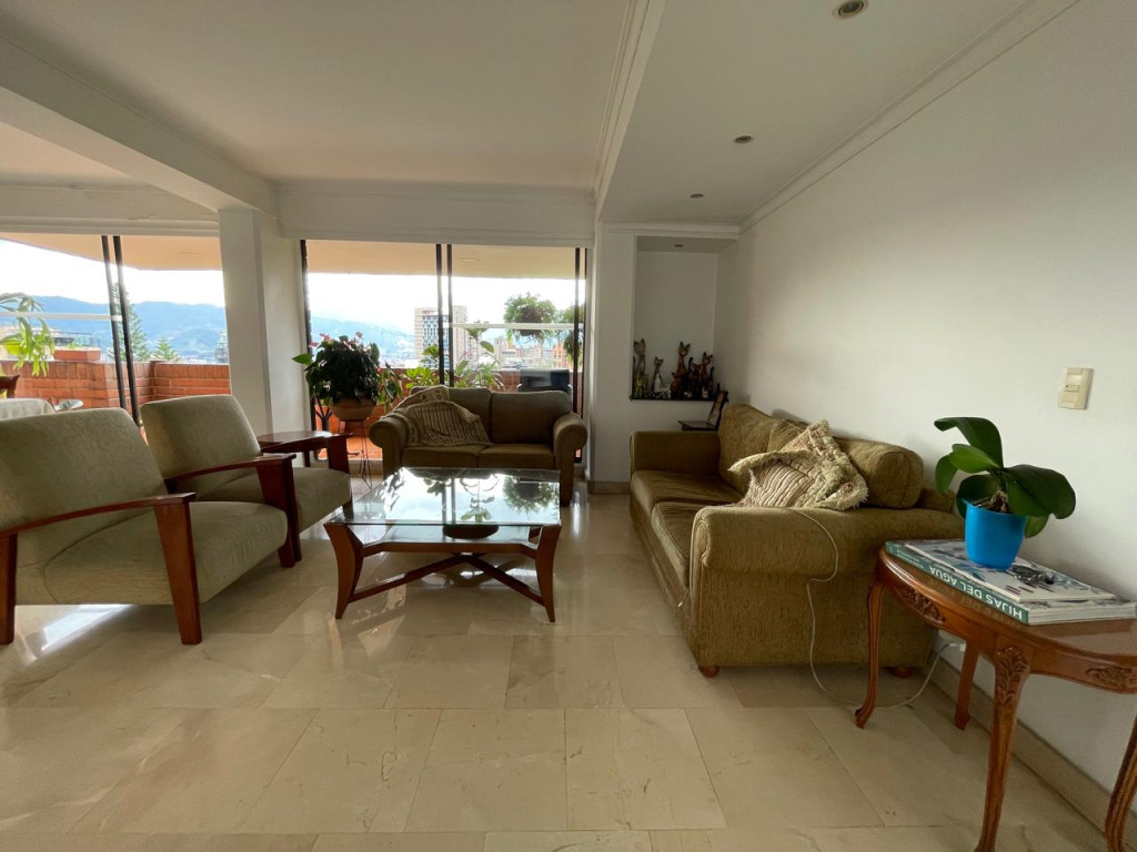 Apartamento en venta en El Poblado, Medellín · foto 2 de 24