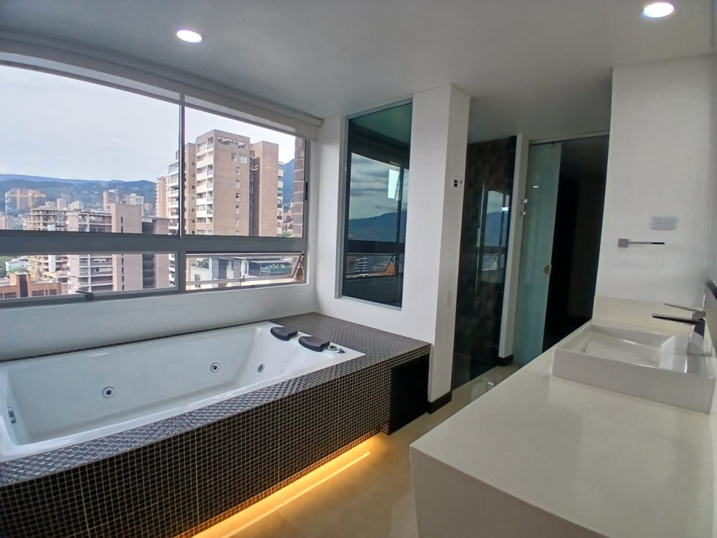 Apartamento en arriendo en El Poblado, Medellín · foto 5 de 16