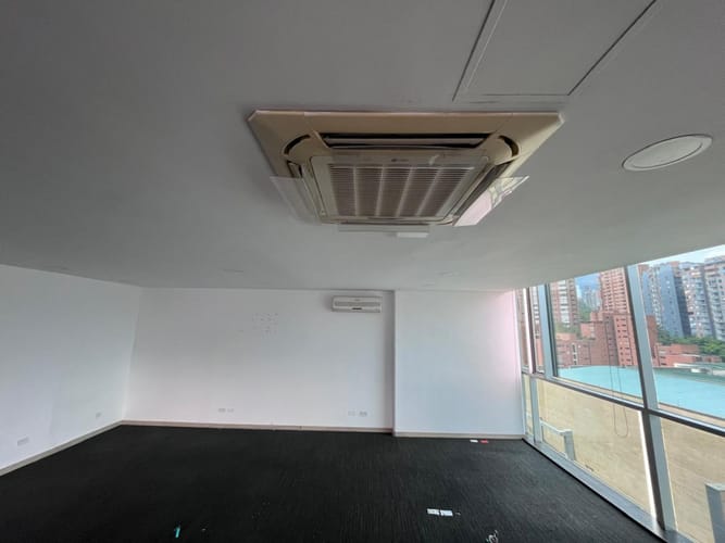 Oficina en arriendo en El Poblado, Medellín, 92 m² · foto 2 de 9