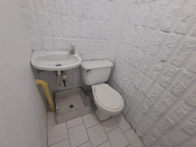 Local en arriendo en Conquistadores, Medellín, 16 m² · foto 5 de 10