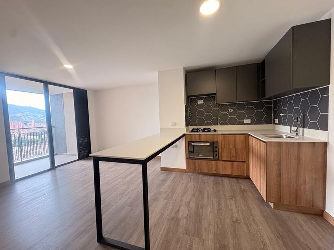 Apartamento de 2 alcobas en venta en Camino Verde, Envigado, 62 m² · foto 3 de 13