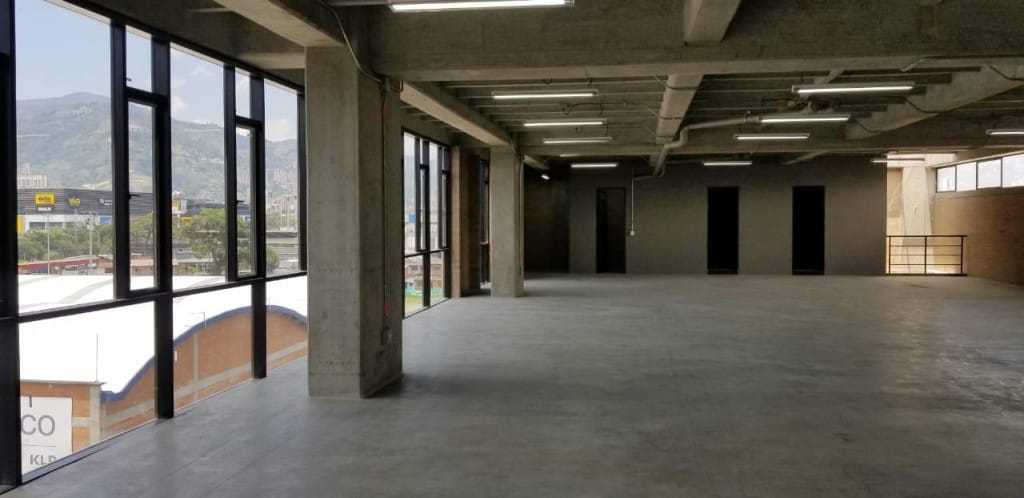 Oficina en arriendo en El Carmelo, Itagüí, 2303 m² · foto 3 de 24