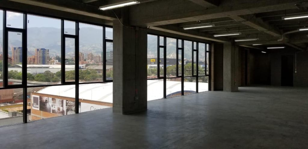 Oficina en arriendo en El Carmelo, Itagüí, 2303 m² · foto 5 de 24
