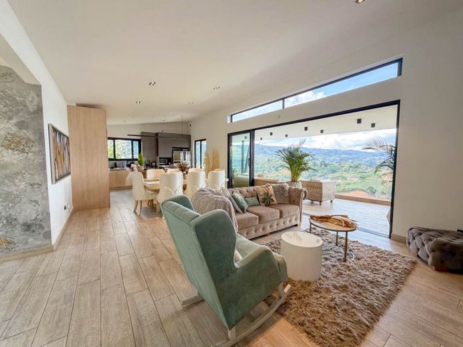 Casa de 5 alcobas en venta en Guarne, 330 m² · foto 14 de 24