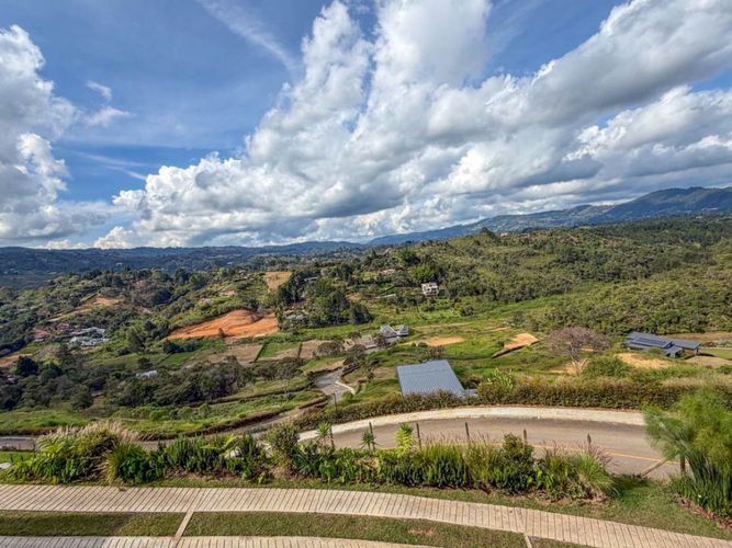 Casa de 5 alcobas en venta en Guarne, 330 m² · foto 24 de 24