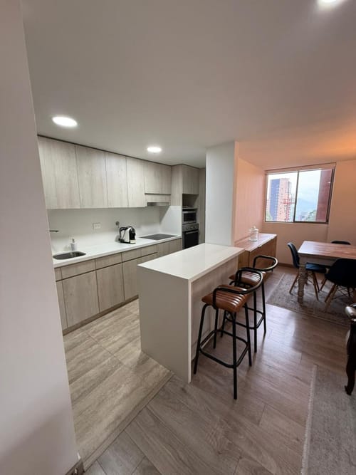 Apartamento de 3 alcobas en arriendo en Los Naranjos, Medellín, 90 m² · foto 2 de 20